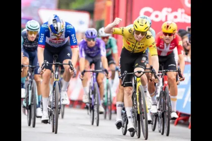 Con este triunfo, Brennan suma victorias en Manosque, Roquetes, Lorca, La Rábida y Sevilla. El británico se ha consolidado como uno de los principales protagonistas de las llegadas masivas de esta edición, mientras su equipo Visma-Lease a Bike alcanza siete triunfos en la carrera - Foto: Vuelta a España