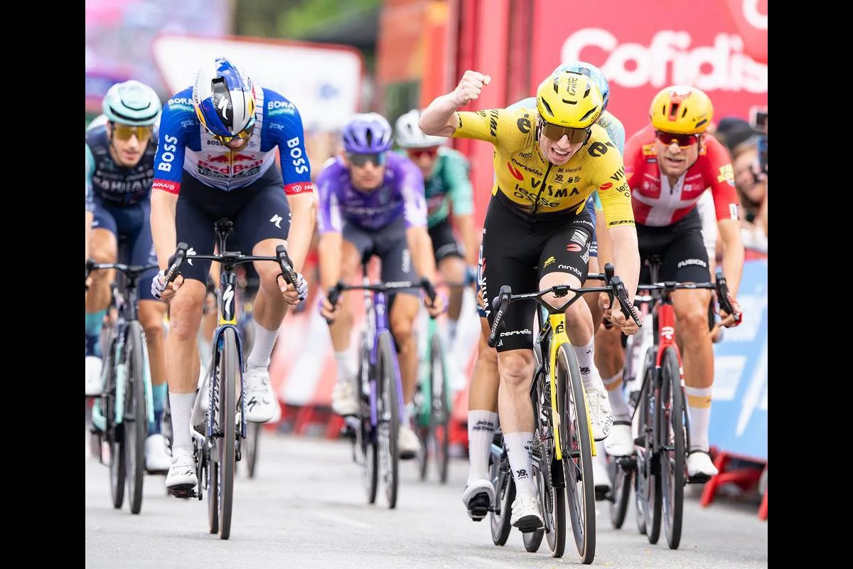 Con este triunfo, Brennan suma victorias en Manosque, Roquetes, Lorca, La Rábida y Sevilla. El británico se ha consolidado como uno de los principales protagonistas de las llegadas masivas de esta edición, mientras su equipo Visma-Lease a Bike alcanza siete triunfos en la carrera - Foto: Vuelta a España