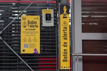 El Botón de Alerta es un dispositivo físico, visible y de fácil acceso que permite reportar una situación de emergencia dentro del Sistema. Al ser activado, establece una comunicación directa con el Centro de Control Integrado - Foto: Transmilenio