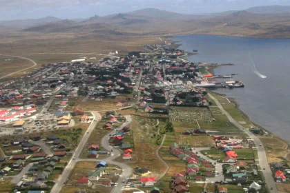 La cuestión de las Malvinas adquiere además una dimensión económica. La explotación petrolera alrededor del archipiélago puede convertir la disputa de soberanía en una controversia también relacionada con recursos energéticos y con empresas internacionales dispuestas a invertir en la zona - Foto: Tom LC
