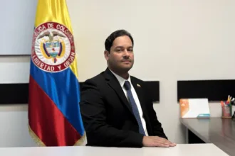 El elemento que puso el nombramiento bajo escrutinio político es el vínculo familiar de Illidge con el presidente. Augusto José es hermano de Yoly Beatriz Illidge Pimienta, quien fue la primera esposa de Abelardo de la Espriella. Por esa razón, en el lenguaje periodístico se le ha denominado “excuñado” del mandatario, aunque técnicamente se trata del hermano de su exesposa - Foto: Supervigilancia