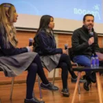 La decisión del Distrito no surgió únicamente de una discusión política. Según la Secretaría de Educación, el proceso de construcción de la política contó con la participación de más de 98.000 estudiantes, docentes y familias. La administración sostiene que ese proceso permitió recoger preocupaciones sobre atención, convivencia, descanso y uso no pedagógico de los dispositivos - Foto: Alcaldía de Bogotá