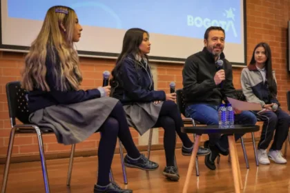 La decisión del Distrito no surgió únicamente de una discusión política. Según la Secretaría de Educación, el proceso de construcción de la política contó con la participación de más de 98.000 estudiantes, docentes y familias. La administración sostiene que ese proceso permitió recoger preocupaciones sobre atención, convivencia, descanso y uso no pedagógico de los dispositivos - Foto: Alcaldía de Bogotá
