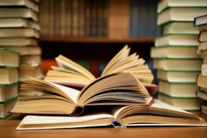 Una investigación del National Literacy Trust basada en más de 58.000 respuestas de jóvenes de 8 a 18 años encontró que quienes tienen una relación negativa con la lectura suelen asociarla con aburrimiento, esfuerzo e irrelevancia. También aparecen dificultades para concentrarse, poca confianza y una asociación negativa entre leer y las actividades escolares - Foto: Abhi Sharma