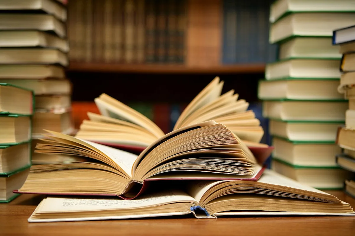 Una investigación del National Literacy Trust basada en más de 58.000 respuestas de jóvenes de 8 a 18 años encontró que quienes tienen una relación negativa con la lectura suelen asociarla con aburrimiento, esfuerzo e irrelevancia. También aparecen dificultades para concentrarse, poca confianza y una asociación negativa entre leer y las actividades escolares - Foto: Abhi Sharma