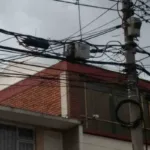 Uno de los principales objetivos es enfrentar la acumulación de cables que permanecen instalados pese a que ya no están en funcionamiento. La iniciativa plantea que los propietarios de esas redes deberán asumir su retiro - Foto: Concejo de Bogotá