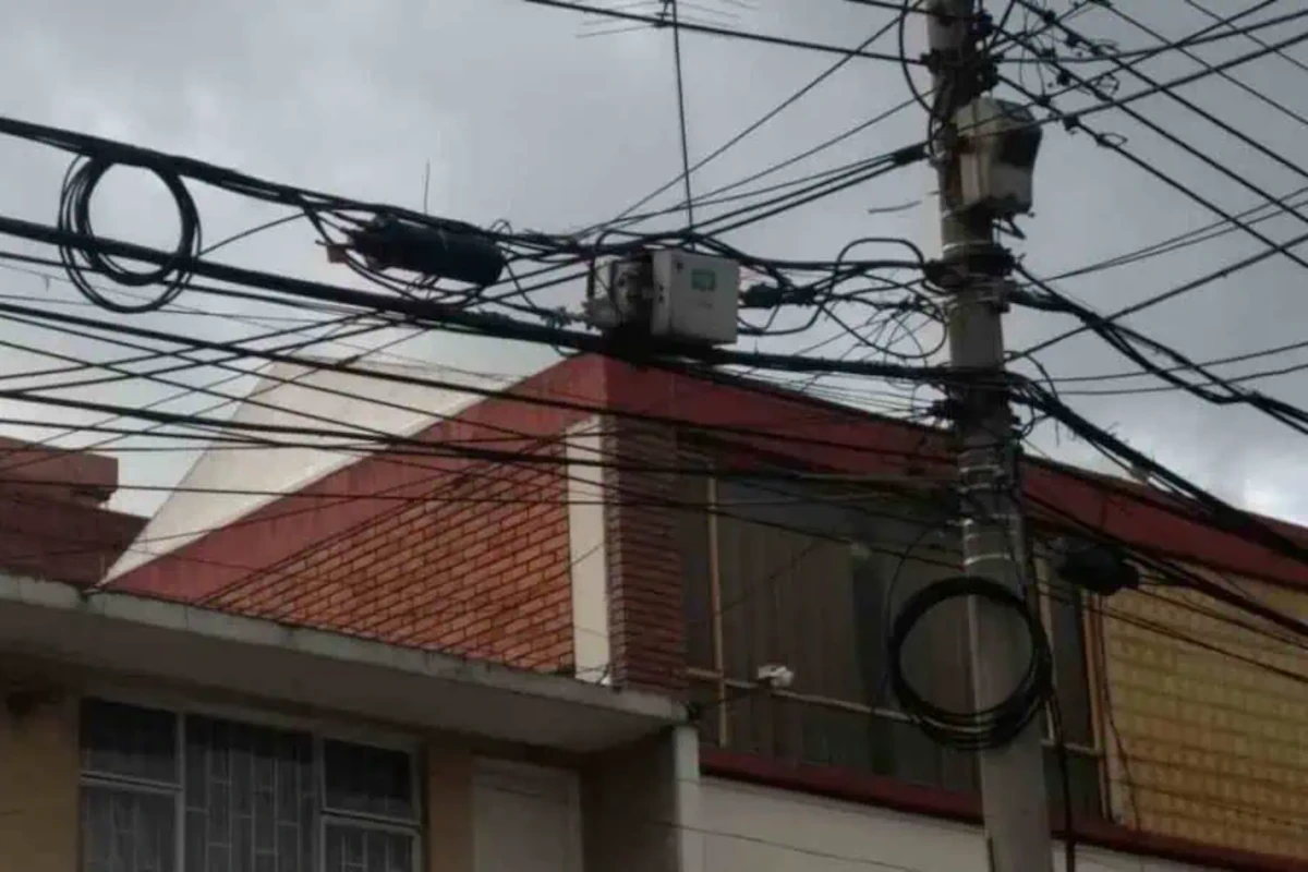 Uno de los principales objetivos es enfrentar la acumulación de cables que permanecen instalados pese a que ya no están en funcionamiento. La iniciativa plantea que los propietarios de esas redes deberán asumir su retiro - Foto: Concejo de Bogotá