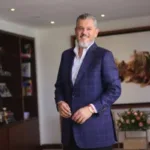La campaña convirtió a Suárez en una figura pública, aunque su trabajo se desarrolló principalmente detrás de escena. Su papel estuvo relacionado con la estrategia de comunicación, la construcción del mensaje y la organización política alrededor de la candidatura. El Ministerio de Hacienda lo presentó posteriormente como estratega de comunicación política, con experiencia en manejo de crisis, reputación y asesoría a gobernantes - Foto: Redes Sociales Carlos Suárez