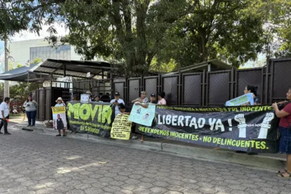 MOVIR no es una institución estatal ni un organismo judicial, sus cifras y denuncias son posiciones de una organización de víctimas; por lo cual su trabajo se ha convertido en uno de los principales canales de acompañamiento para familias que buscan información, abogados o la liberación de personas que consideran inocentes - Foto: X/@MOVIRSV