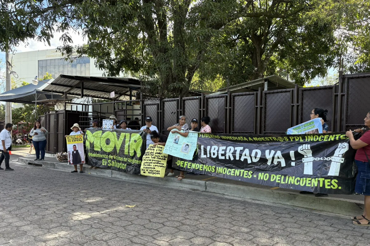 MOVIR no es una institución estatal ni un organismo judicial, sus cifras y denuncias son posiciones de una organización de víctimas; por lo cual su trabajo se ha convertido en uno de los principales canales de acompañamiento para familias que buscan información, abogados o la liberación de personas que consideran inocentes - Foto: X/@MOVIRSV