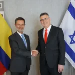 El contraste con Israel no significa afirmar que ambos Estados tengan conductas idénticas. En varios de los puntos existen diferencias jurídicas importantes. Pero sí permite examinar si Colombia está aplicando un estándar general para evaluar amenazas a la seguridad, derechos humanos, acciones militares extraterritoriales y transparencia internacional, o si el criterio cambia dependiendo del país involucrado - Foto: X/ @gidonsaar