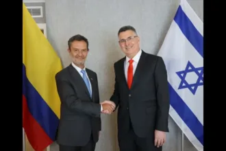 El contraste con Israel no significa afirmar que ambos Estados tengan conductas idénticas. En varios de los puntos existen diferencias jurídicas importantes. Pero sí permite examinar si Colombia está aplicando un estándar general para evaluar amenazas a la seguridad, derechos humanos, acciones militares extraterritoriales y transparencia internacional, o si el criterio cambia dependiendo del país involucrado - Foto: X/ @gidonsaar