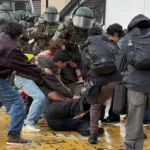 La jornada estuvo acompañada también por protestas y episodios de violencia. En Santiago se produjeron enfrentamientos con Carabineros, barricadas y otros incidentes, mientras que también hubo movilizaciones en otras ciudades. El balance posterior de las autoridades registró 284 personas detenidas durante las manifestaciones vinculadas al aniversario - Foto: X/@nicomedinapa