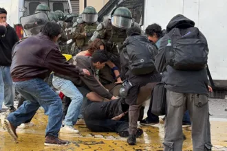 La jornada estuvo acompañada también por protestas y episodios de violencia. En Santiago se produjeron enfrentamientos con Carabineros, barricadas y otros incidentes, mientras que también hubo movilizaciones en otras ciudades. El balance posterior de las autoridades registró 284 personas detenidas durante las manifestaciones vinculadas al aniversario - Foto: X/@nicomedinapa