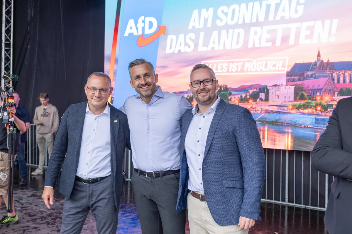 La figura que encabeza este avance es Ulrich Siegmund, candidato de AfD para convertirse en ministro-presidente de Sajonia-Anhalt. Tiene 35 años, nació en Havelberg y es diputado regional desde 2016; desde 2022 comparte el liderazgo de la bancada de AfD en el Parlamento estatal - Foto: X/@AfD