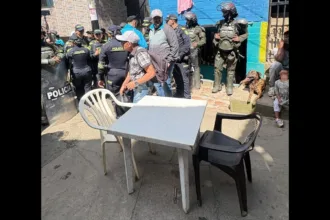 Manrique se encuentra así en la intersección de tres problemas que suelen avanzar por separado: la gestión del riesgo, el déficit de vivienda y la disputa por el control territorial. el desalojo puede resolver una parte del primero, pero no necesariamente los otros dos - Foto: X/@AlejandroMattaH