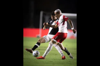 La eliminación cerró la participación internacional de Santa Fe en 2026. El equipo cardenal había alcanzado los cuartos de final después de eliminar a River Plate en una definición por penaltis en el estadio Monumental, pero no pudo superar a Vasco da Gama en la siguiente ronda - Foto: Vasco da Gama
