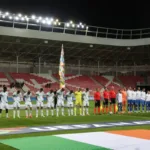 Durante el himno israelí, los jugadores irlandeses permanecieron con la cabeza inclinada y, antes del comienzo del partido, las selecciones no realizaron el tradicional saludo entre los futbolistas ni el intercambio de banderines entre los capitanes. UEFA había sido informada previamente sobre las modificaciones del protocolo - Foto: Redes Sociales