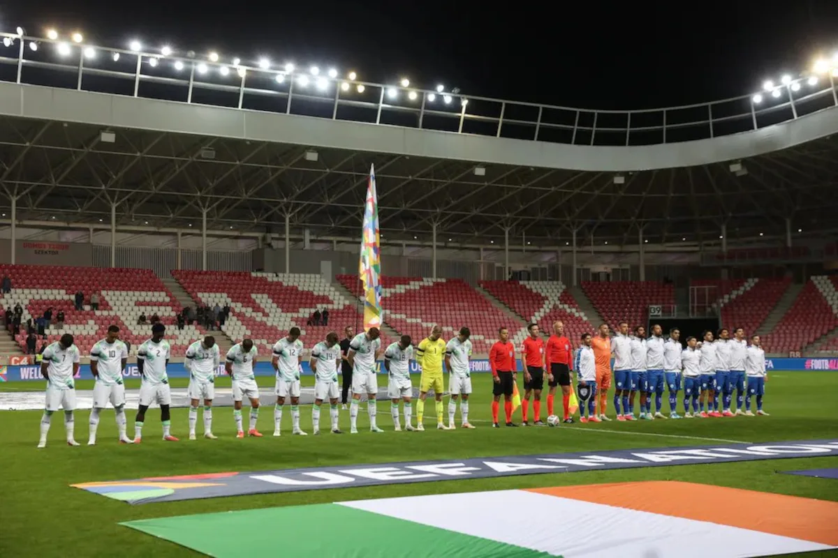 Durante el himno israelí, los jugadores irlandeses permanecieron con la cabeza inclinada y, antes del comienzo del partido, las selecciones no realizaron el tradicional saludo entre los futbolistas ni el intercambio de banderines entre los capitanes. UEFA había sido informada previamente sobre las modificaciones del protocolo - Foto: Redes Sociales