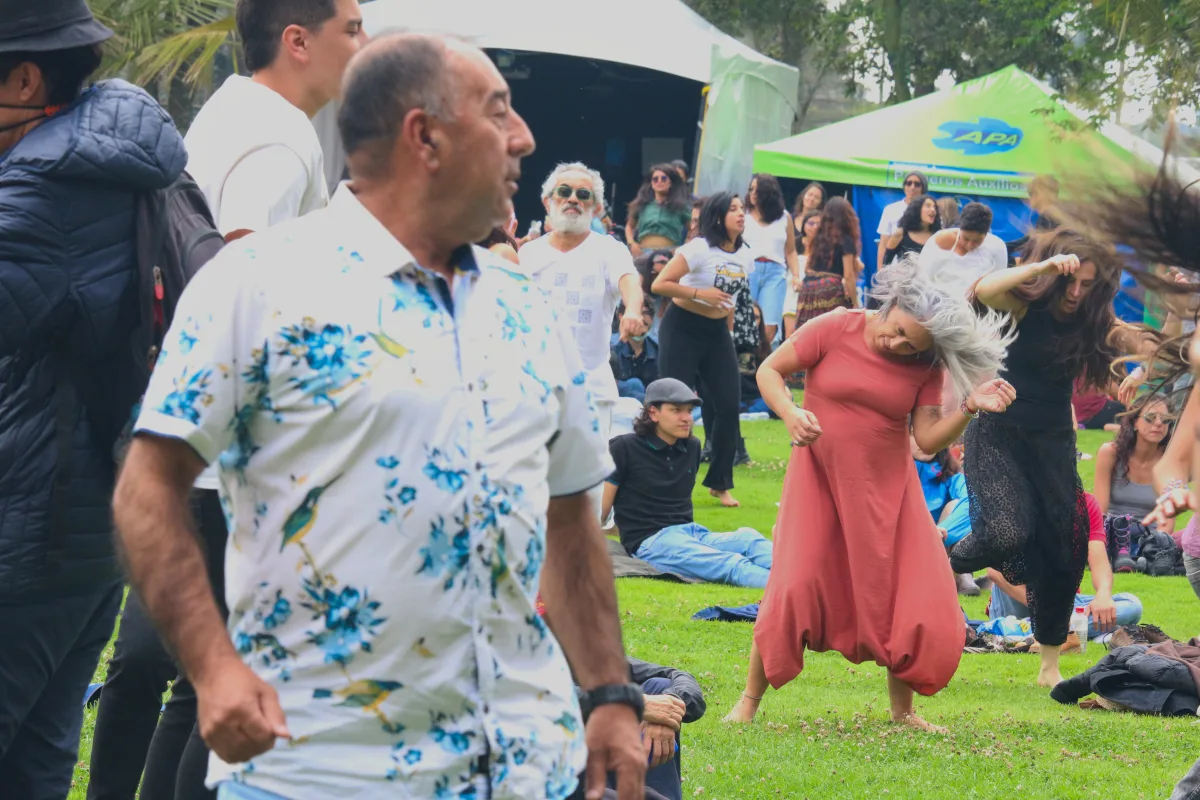 A continuación, la May y los curanderos del ritmo “desconectaron” a las personas de sus teléfonos y los pusieron a bailar al ritmo de “ecstatic dance”. La comunicación verbal se pausó por una hora, y fueron los cuerpos los que hablaron - Foto: Ronald Cano