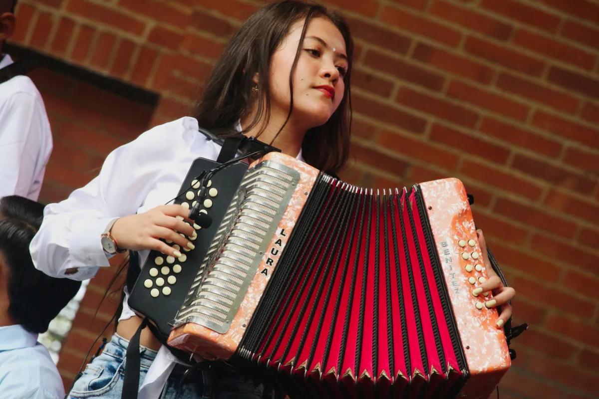 También se presentaron las reinas y reyes del vallenato de varias generaciones interpretando el vallenato con los instrumentos tradicionales: Caja, acordeón y guacharaca - Foto: Ronald Cano