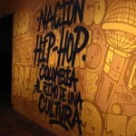 La exhibición se compone de alrededor de 600 piezas, 100 canciones y 100 graffitis traídos desde los muros de Medellín, Cartagena, Medellín o Buenaventura. Además de espacios interactivos donde las personas que visitan el espacio pueden dejar su «firma» - Foto: Ronald Cano
