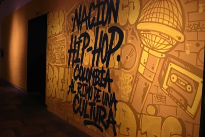 La exhibición se compone de alrededor de 600 piezas, 100 canciones y 100 graffitis traídos desde los muros de Medellín, Cartagena, Medellín o Buenaventura. Además de espacios interactivos donde las personas que visitan el espacio pueden dejar su «firma» - Foto: Ronald Cano