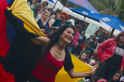 Todo un viaje fue este Colombia Al Parque. Desde los sonidos de cuerdas de Itinerante Trío, Ensamble Arsis o la orquesta Nuevo Mundo, hasta los ritmos caribeños de Tribu Baharú y Mestizo. La diversidad de sonidos deleitó a la gran cantidad de familias que incluso acamparon y disfrutaron del parque y de la música en este puente pasado por la lluvia - Foto: Ronald Cano