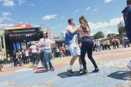 La tarde sabatina también contó con su rueda de casino, donde al ritmo de la selectora Cheetah Latina del colectivo Los Rulos Vinyl, el público mejoró sus pasos de la mano de la escuela Son de Habana - Foto: Ronald Cano