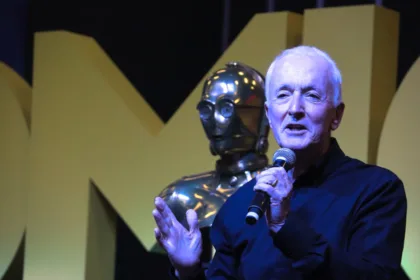 La presencia de Anthony Daniels fue el evento principal de la Comic Con Colombia 2022. El actor inglés detrás del androide C3PO, habló de su carrera, de su libro y de su participación en nueve películas de la conocida franquicia Star Wars - Foto: Ronald Cano