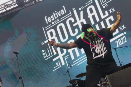 Comenzó con el thrash metal de los tolimenses de Destroy, que luego cedieron el espacio a los alocados enmascarados de Sharon Tate que con sus ritmos agresivos de hardcore pusieron a saltar a más de una persona - Foto: Ronald Cano