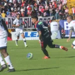La jornada del domingo 20 de septiembre comenzó en el estadio Metropolitano de Techo de Bogotá con la victoria 4-1 de Junior sobre Fortaleza. Jhon Solis fue expulsado al minuto 16 y, pese a quedar con diez jugadores, Fortaleza se adelantó inicialmente. Junior remontó con goles de Jermein Peña, al 18; Teófilo Gutiérrez, de penal, al 25; Deiber Caicedo, al 47; y Francisco Fydriszewski, de penal, al 52. Yesid Díaz marcó el descuento de Fortaleza al 64 - Foto: Ronald Cano