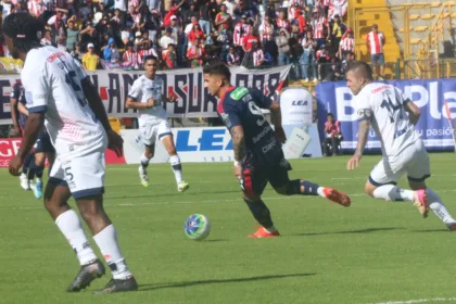 La jornada del domingo 20 de septiembre comenzó en el estadio Metropolitano de Techo de Bogotá con la victoria 4-1 de Junior sobre Fortaleza. Jhon Solis fue expulsado al minuto 16 y, pese a quedar con diez jugadores, Fortaleza se adelantó inicialmente. Junior remontó con goles de Jermein Peña, al 18; Teófilo Gutiérrez, de penal, al 25; Deiber Caicedo, al 47; y Francisco Fydriszewski, de penal, al 52. Yesid Díaz marcó el descuento de Fortaleza al 64 - Foto: Ronald Cano