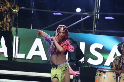 Idartes reitera a la ciudadanía que Salsa al Parque es un evento sin costo para todos los asistentes. Por tanto se recomienda llegar directamente a los puntos de acceso habilitados y no adquirir ni portar manillas o elementos que supuestamente garantizan el acceso, ya que no son necesarios para ingresar al evento - Foto: Archivo/Ronald Cano