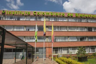 Según la reconstrucción conocida del proceso, el ICBF sostuvo que los accionantes no habían demostrado ser familiares o representantes de un menor concretamente afectado por las publicaciones. La institución cuestionó así que pudieran reclamar judicialmente la protección de menores sin acreditar esa relación - Foto: ICBF