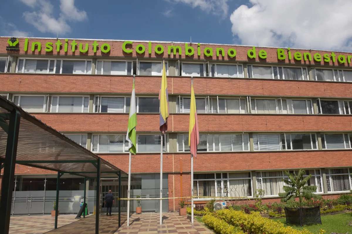 Según la reconstrucción conocida del proceso, el ICBF sostuvo que los accionantes no habían demostrado ser familiares o representantes de un menor concretamente afectado por las publicaciones. La institución cuestionó así que pudieran reclamar judicialmente la protección de menores sin acreditar esa relación - Foto: ICBF