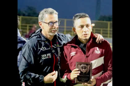 Sebastián Oliveros fue homenajeado por las directivas de su anterior equipo, Fortaleza FC; en el más reciente encuentro entre Tolima y el equipo capitalino - Foto: Ronald Cano