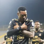 Jorge Hurtado consiguió el segundo gol de Tolima frente a Fortaleza. La ventaja se perdió tras el empate agónico de los amix - Foto: Ronald Cano