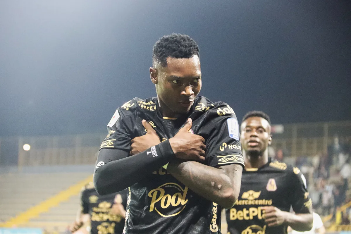 Jorge Hurtado consiguió el segundo gol de Tolima frente a Fortaleza. La ventaja se perdió tras el empate agónico de los amix - Foto: Ronald Cano