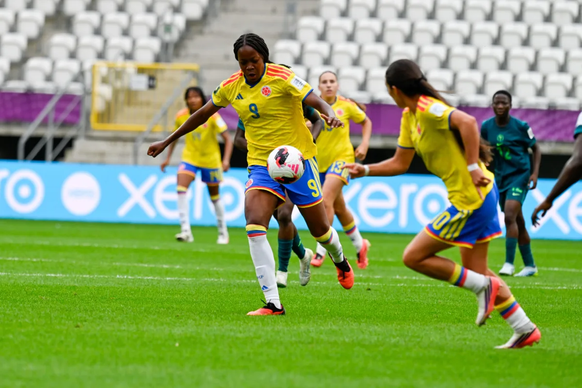 Colombia aprovechó la superioridad numérica y continuó buscando el gol. Nigeria resistió durante el cierre del partido, pero la selección colombiana encontró la oportunidad definitiva cuando el encuentro ya estaba en el tiempo añadido - Foto: FCF