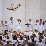 Santos, precisamente, intenta presentar esa persistencia como una razón para profundizar el acuerdo y no para abandonarlo. En su lectura, cumplir lo pactado puede contribuir a enfrentar algunas de las causas que alimentan el conflicto. Reuters recogió su argumento de que la implementación puede ser una de las herramientas más útiles para combatir problemas como la pobreza rural, el narcotráfico y la violencia regional - Foto: Gobierno de Chile