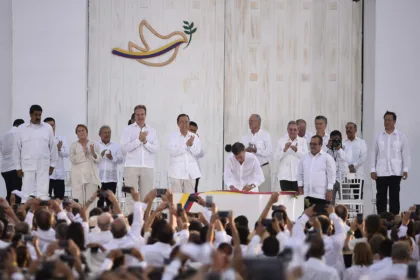 Santos, precisamente, intenta presentar esa persistencia como una razón para profundizar el acuerdo y no para abandonarlo. En su lectura, cumplir lo pactado puede contribuir a enfrentar algunas de las causas que alimentan el conflicto. Reuters recogió su argumento de que la implementación puede ser una de las herramientas más útiles para combatir problemas como la pobreza rural, el narcotráfico y la violencia regional - Foto: Gobierno de Chile