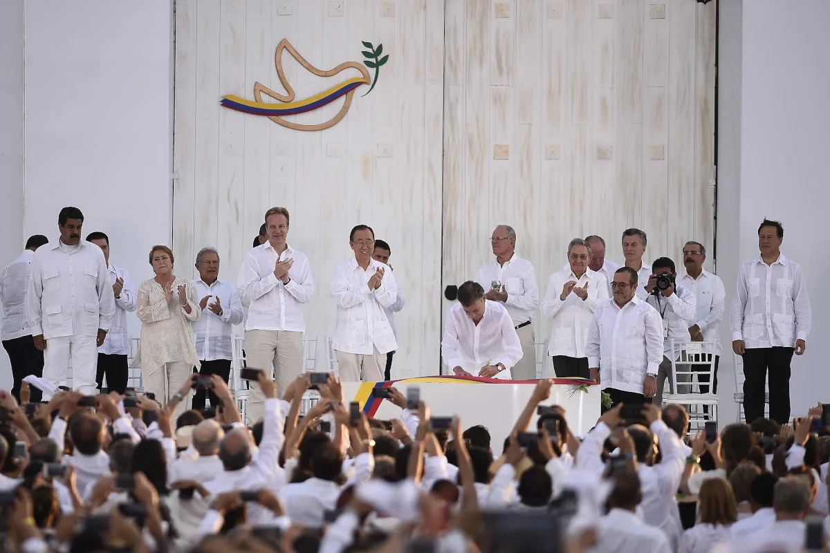 Santos, precisamente, intenta presentar esa persistencia como una razón para profundizar el acuerdo y no para abandonarlo. En su lectura, cumplir lo pactado puede contribuir a enfrentar algunas de las causas que alimentan el conflicto. Reuters recogió su argumento de que la implementación puede ser una de las herramientas más útiles para combatir problemas como la pobreza rural, el narcotráfico y la violencia regional - Foto: Gobierno de Chile