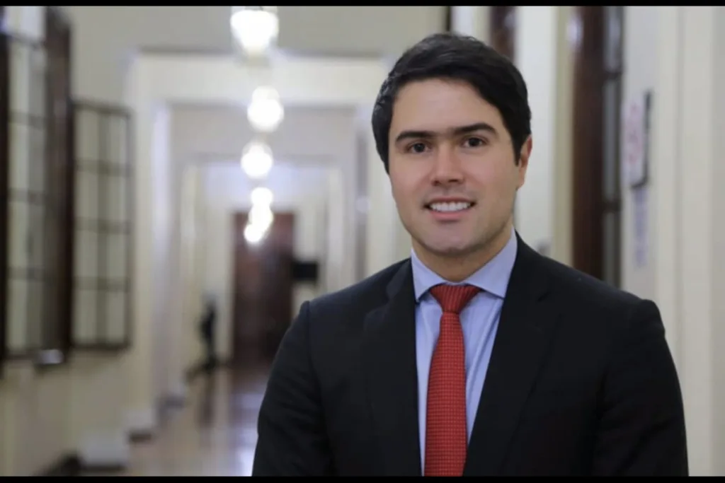 La dimensión económica es uno de los elementos centrales de la propuesta. Juan Caicedo afirmó que la meta es conseguir un ahorro permanente equivalente a por lo menos el 2 % del Producto Interno Bruto, que los promotores calculan en unos $42 billones. Según los autores, esos recursos podrían utilizarse para reducir impuestos y aumentar la inversión - Foto: Centro Democrático