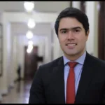La dimensión económica es uno de los elementos centrales de la propuesta. Juan Caicedo afirmó que la meta es conseguir un ahorro permanente equivalente a por lo menos el 2 % del Producto Interno Bruto, que los promotores calculan en unos $42 billones. Según los autores, esos recursos podrían utilizarse para reducir impuestos y aumentar la inversión - Foto: Centro Democrático
