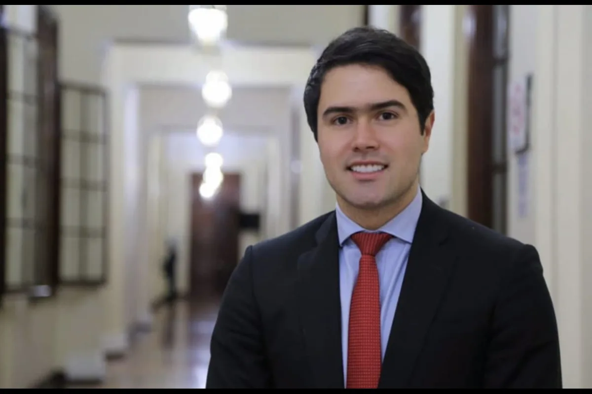 La dimensión económica es uno de los elementos centrales de la propuesta. Juan Caicedo afirmó que la meta es conseguir un ahorro permanente equivalente a por lo menos el 2 % del Producto Interno Bruto, que los promotores calculan en unos $42 billones. Según los autores, esos recursos podrían utilizarse para reducir impuestos y aumentar la inversión - Foto: Centro Democrático