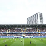 El encuentro estaba previsto en el estadio Den Dreef, recinto del Oud-Heverlee Leuven que el Union Saint-Gilloise había elegido para sus compromisos europeos. El estadio habitual del club, el Joseph Marien de Bruselas, no cumple los requisitos de infraestructura establecidos por la UEFA para albergar sus partidos continentales - Foto: Joliennoens