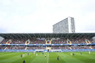 El encuentro estaba previsto en el estadio Den Dreef, recinto del Oud-Heverlee Leuven que el Union Saint-Gilloise había elegido para sus compromisos europeos. El estadio habitual del club, el Joseph Marien de Bruselas, no cumple los requisitos de infraestructura establecidos por la UEFA para albergar sus partidos continentales - Foto: Joliennoens