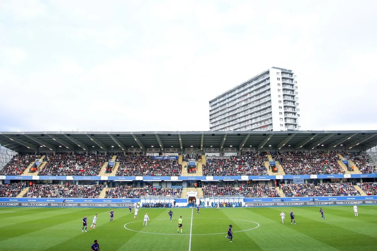 El encuentro estaba previsto en el estadio Den Dreef, recinto del Oud-Heverlee Leuven que el Union Saint-Gilloise había elegido para sus compromisos europeos. El estadio habitual del club, el Joseph Marien de Bruselas, no cumple los requisitos de infraestructura establecidos por la UEFA para albergar sus partidos continentales - Foto: Joliennoens