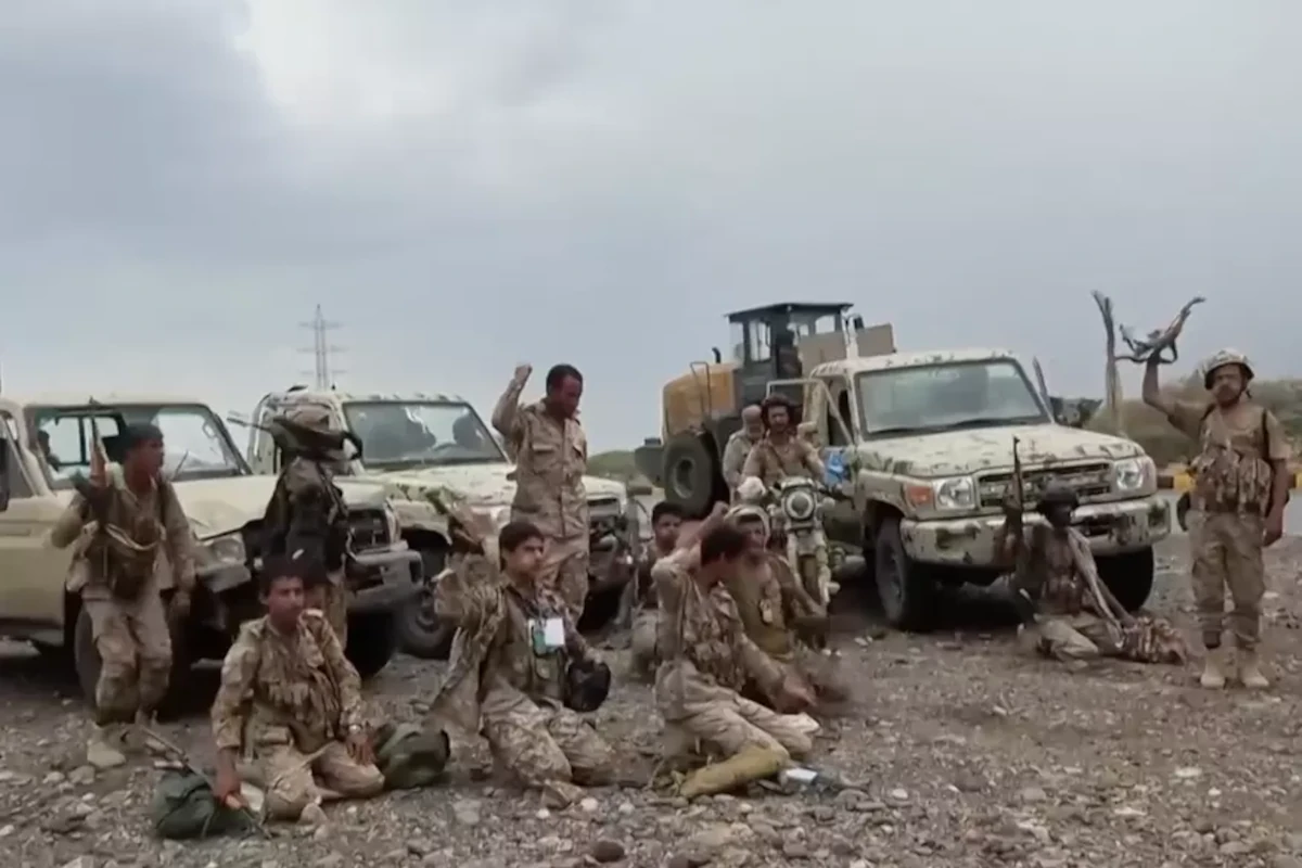 La nueva ofensiva representa el mayor cambio territorial registrado en años en el conflicto yemení. Las fuerzas gubernamentales respaldadas por Arabia Saudita han perdido posiciones en una franja costera que los hutíes consideran estratégica - Foto: Ansar Allah Media Office